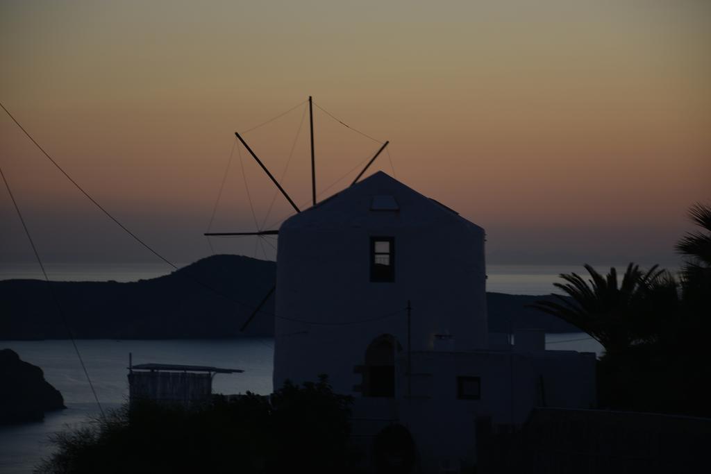 Milos Vaos Windmill Plaka  Exterior photo